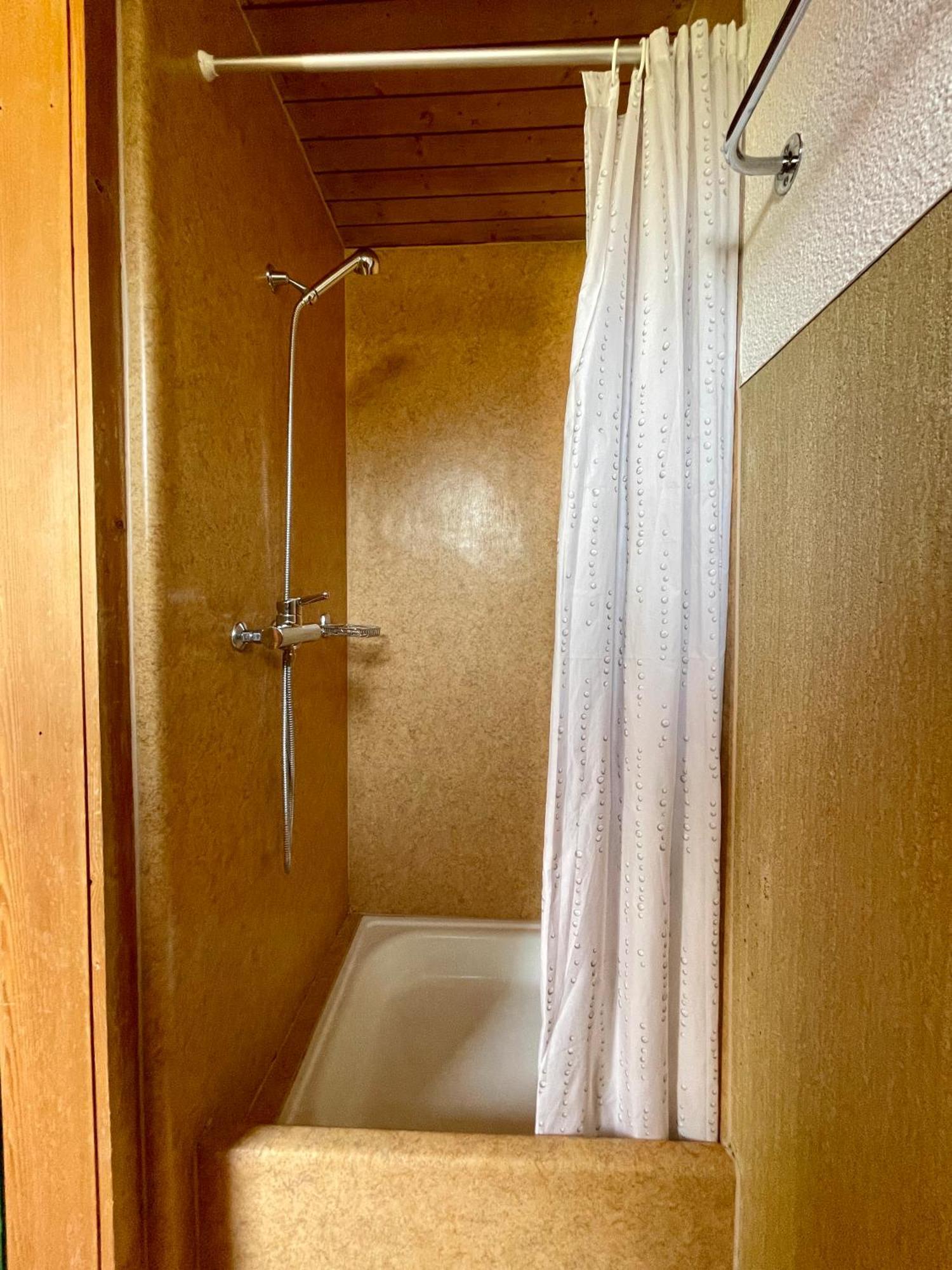 Alpine Base Hostel - Adults Only لوتربرونن المظهر الخارجي الصورة